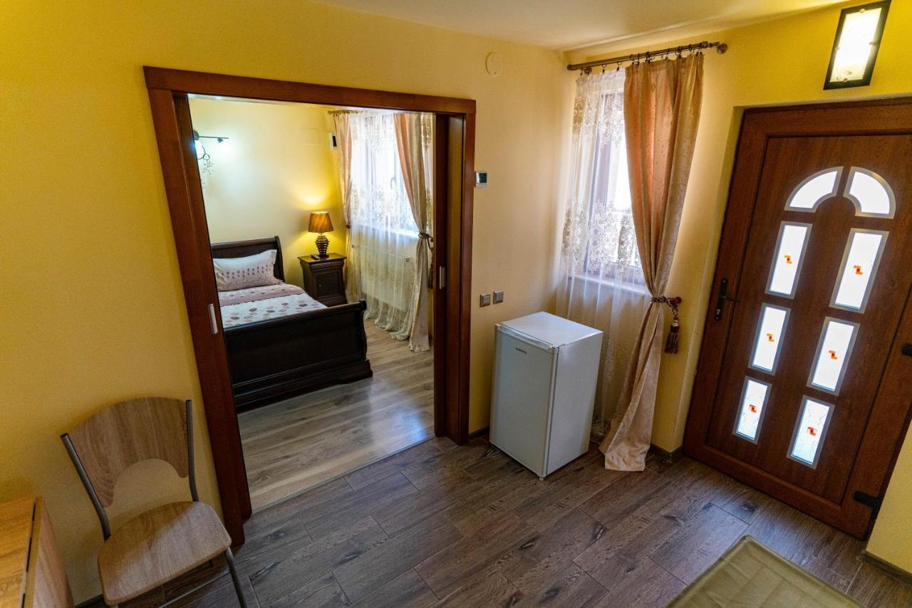Отель La Bebe 1 Bed Хунедоара Экстерьер фото