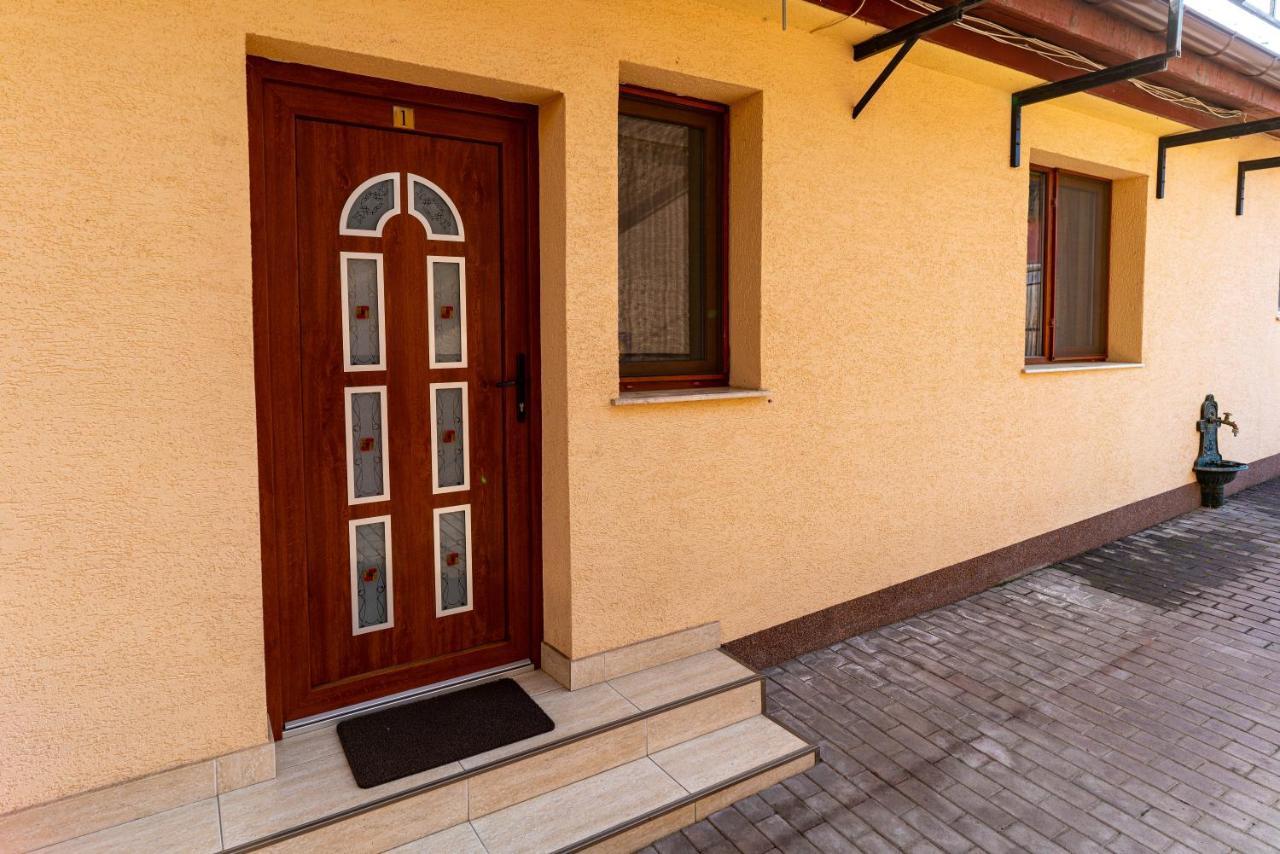 Отель La Bebe 1 Bed Хунедоара Экстерьер фото